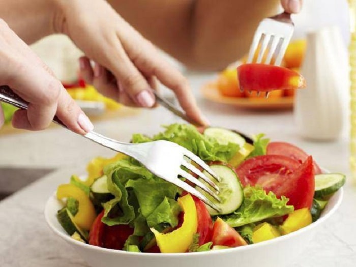 Salad rau trộn với dầu oliu vừa giảm cân vừa đẹp da.