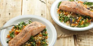 Cá hồi cùng cơm gạo lứt gợi ý thực đơn ăn gì để giảm mỡ bụng dành cho bạn.