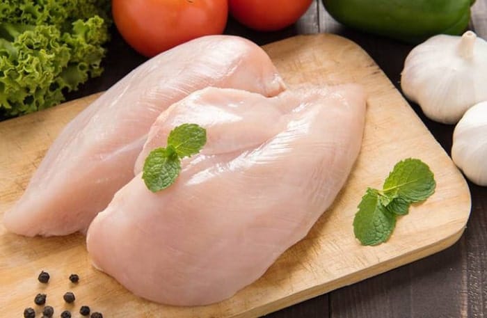Thịt gà chứa nhiều protein tốt cho sự phát triển các cơ.